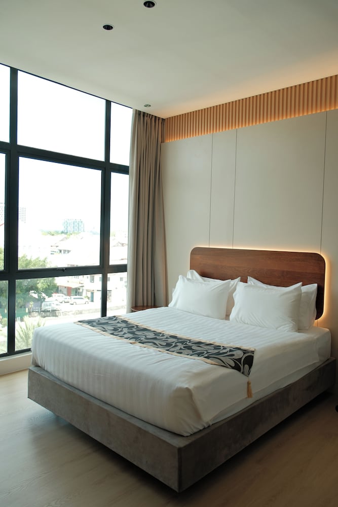 Roxy Hotel Apartment 14/58