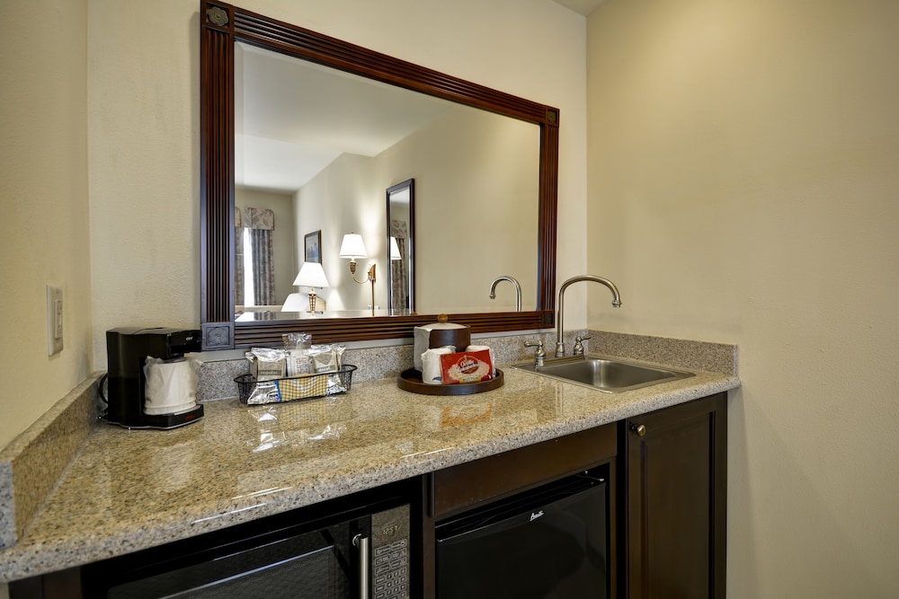 Hampton Inn and Suites Savannah Historic District 64/77