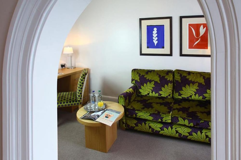 Chequers Hotel 38/58