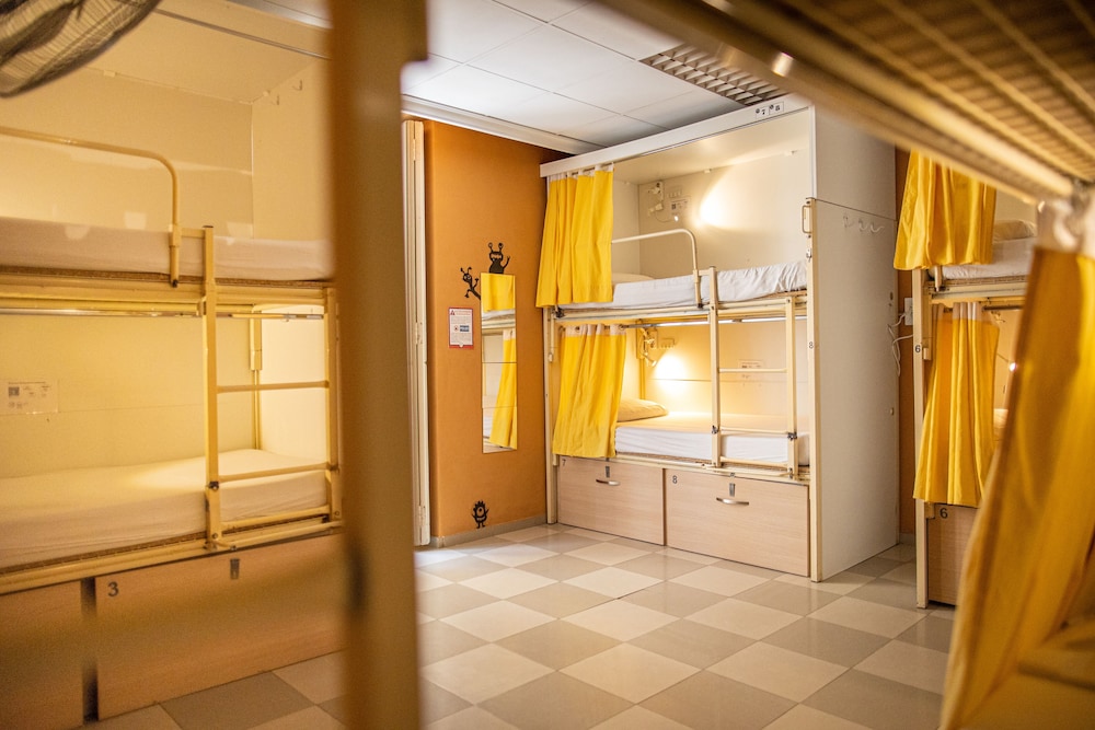 The River Hostel 43/49