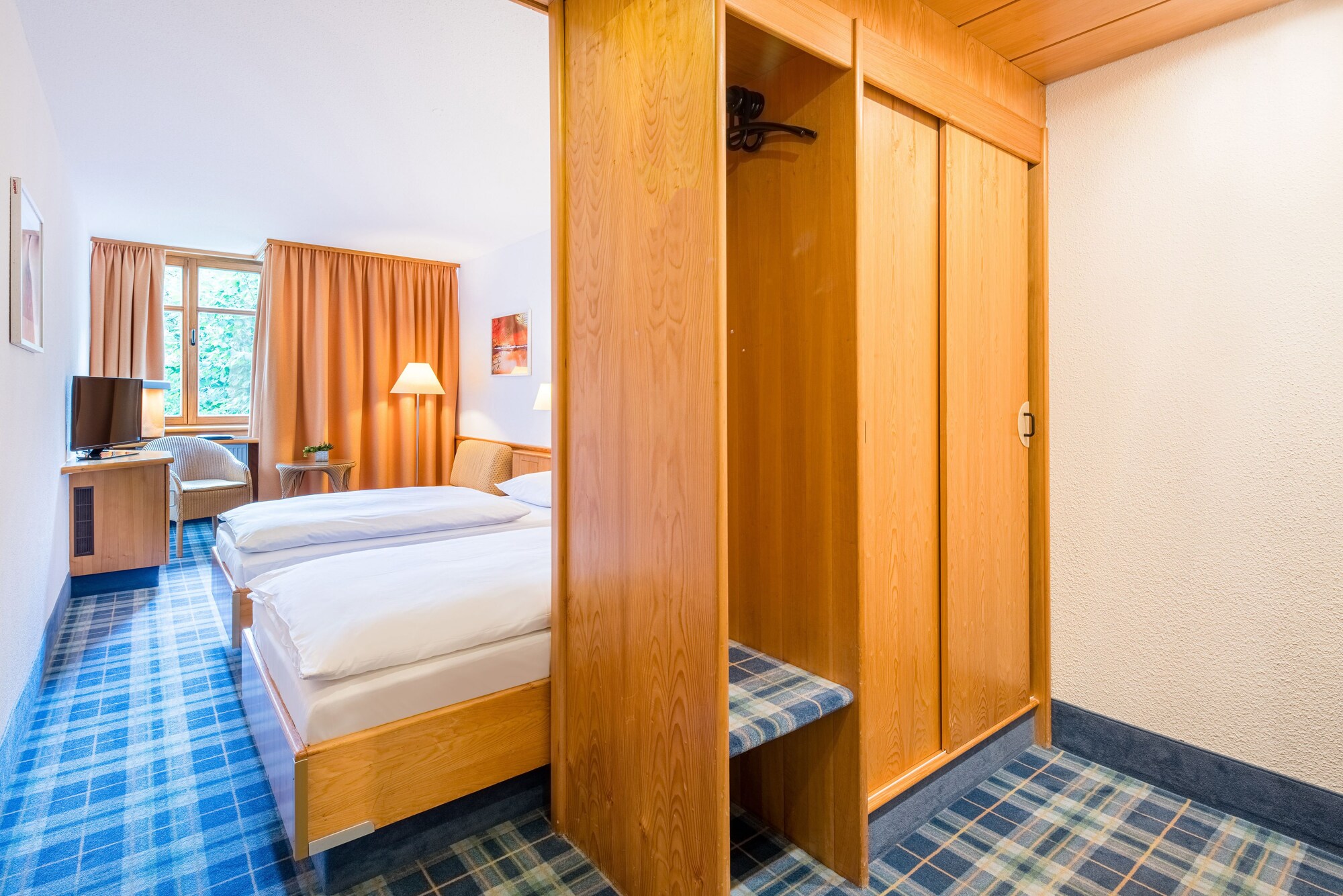 ROOM, TWIN BEDS