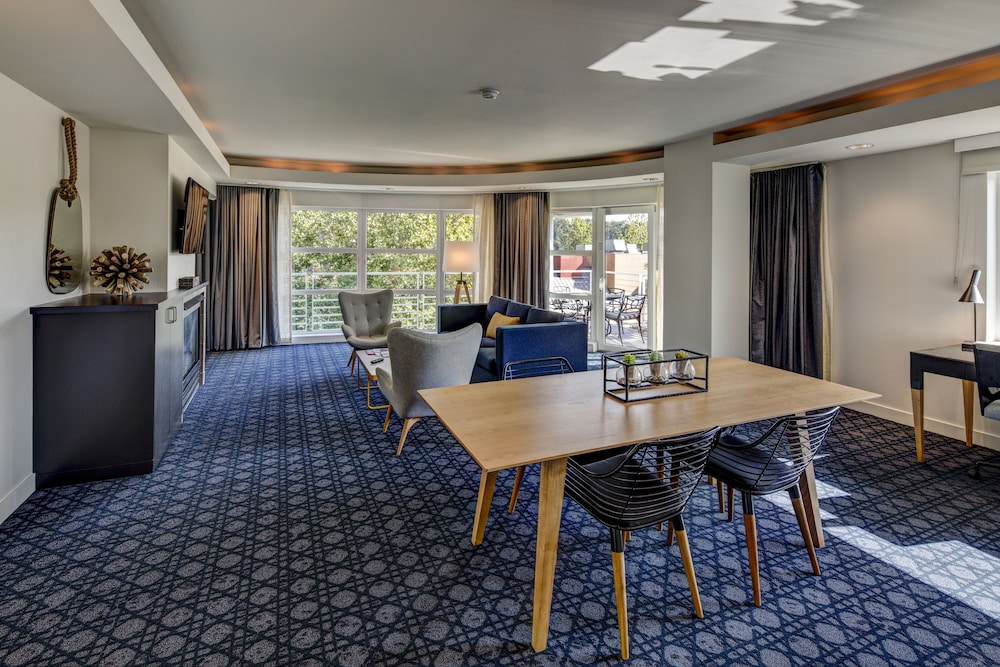 Rivers Edge Hotel Portland Tapestry Collection by Hilton 57/63