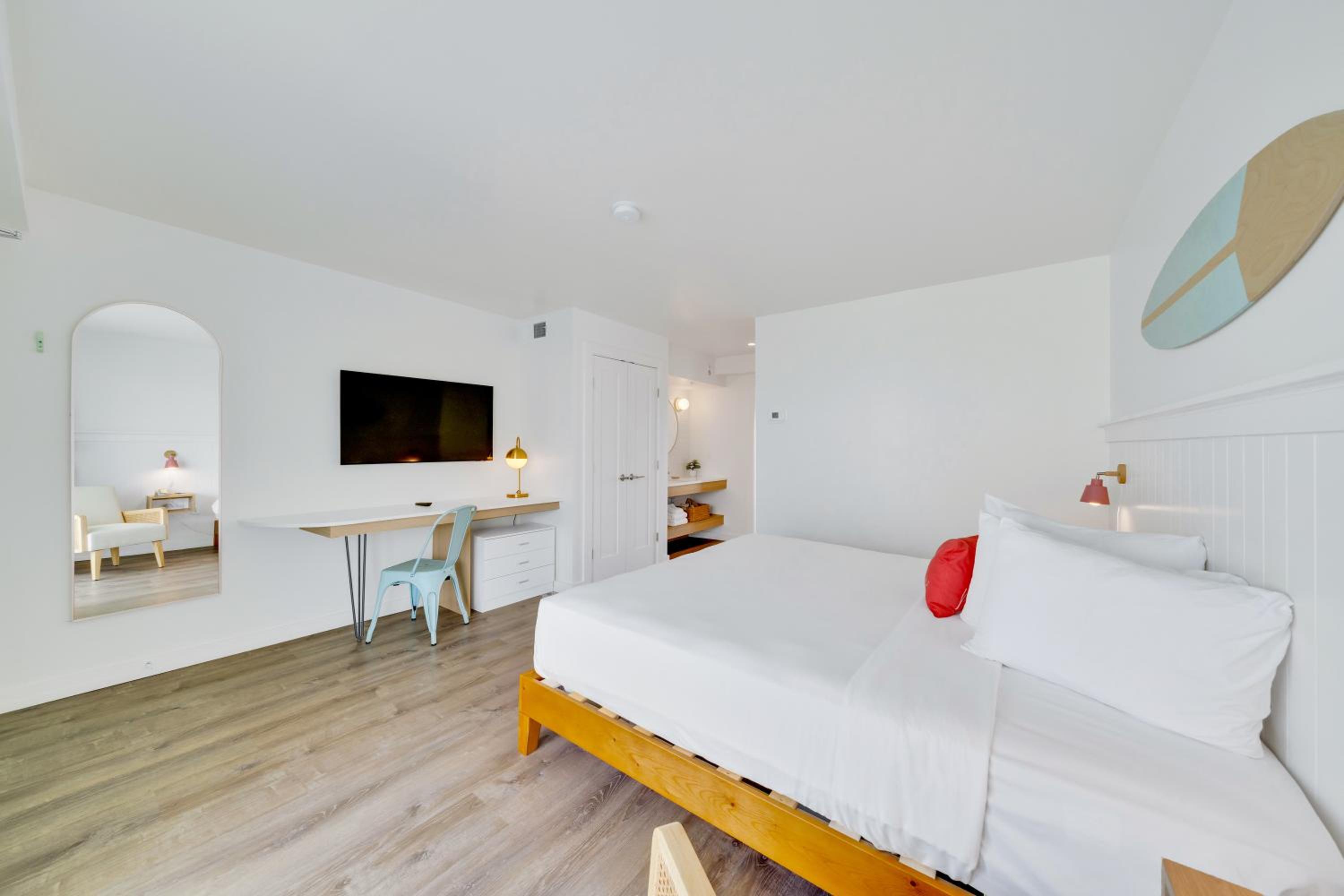 Suite, King Bed, Interior View, Ocean Tower
