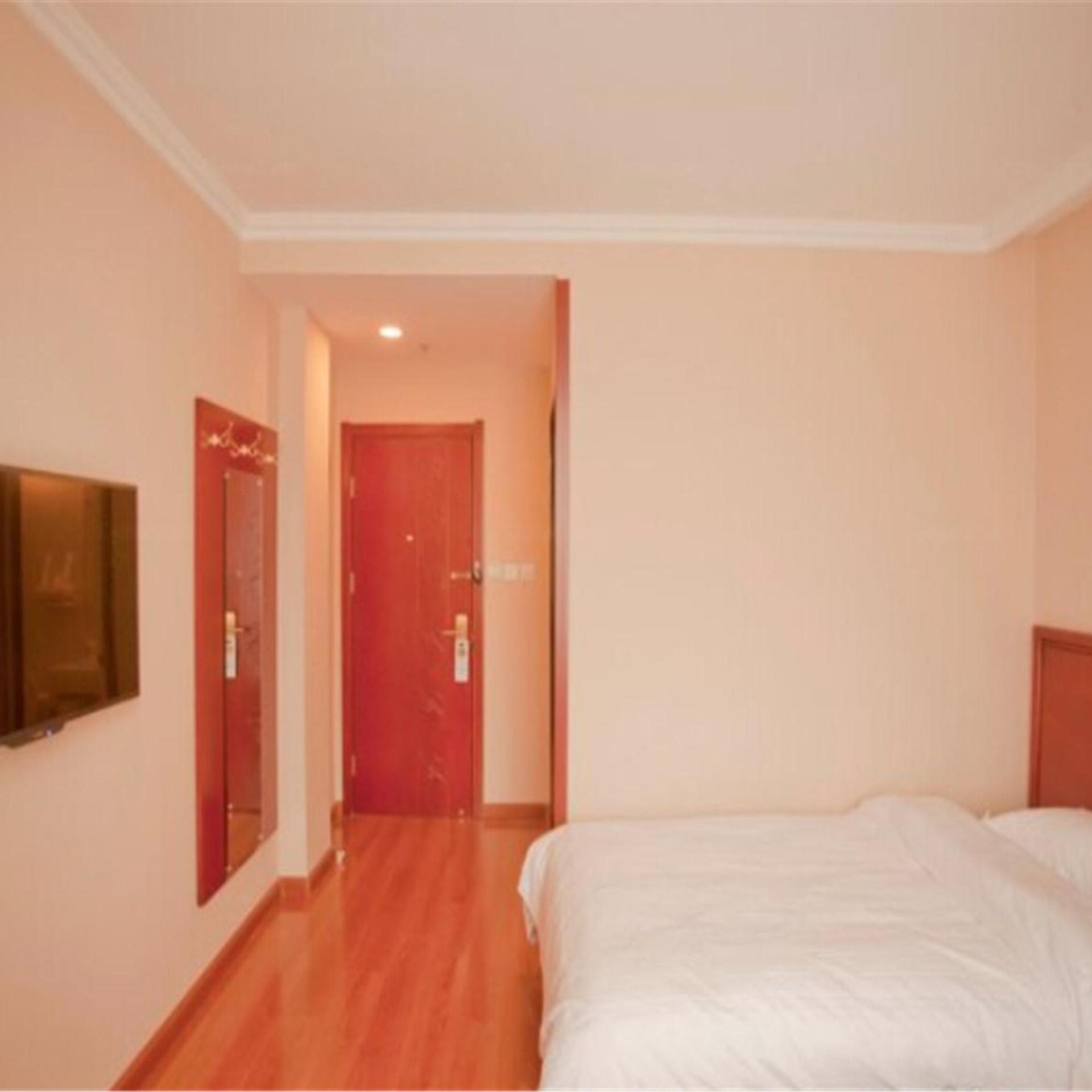 GreenTree Inn Liaoning Dalian Railway Station South Shengli Square Express Hotel 20/35