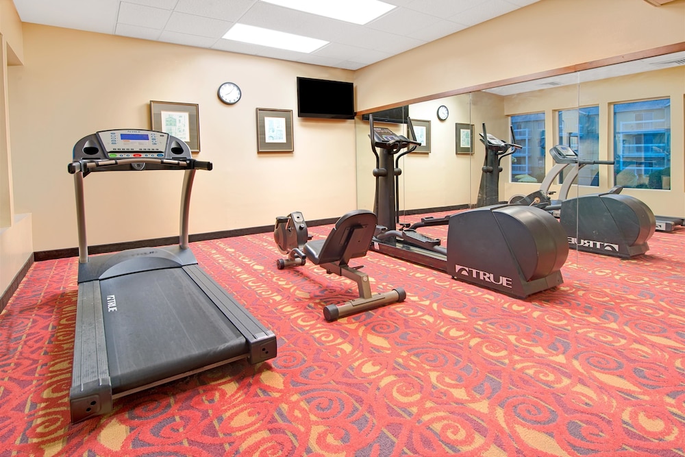 Days Inn & Suites by Wyndham St. Louis/Westport Plaza 12/27