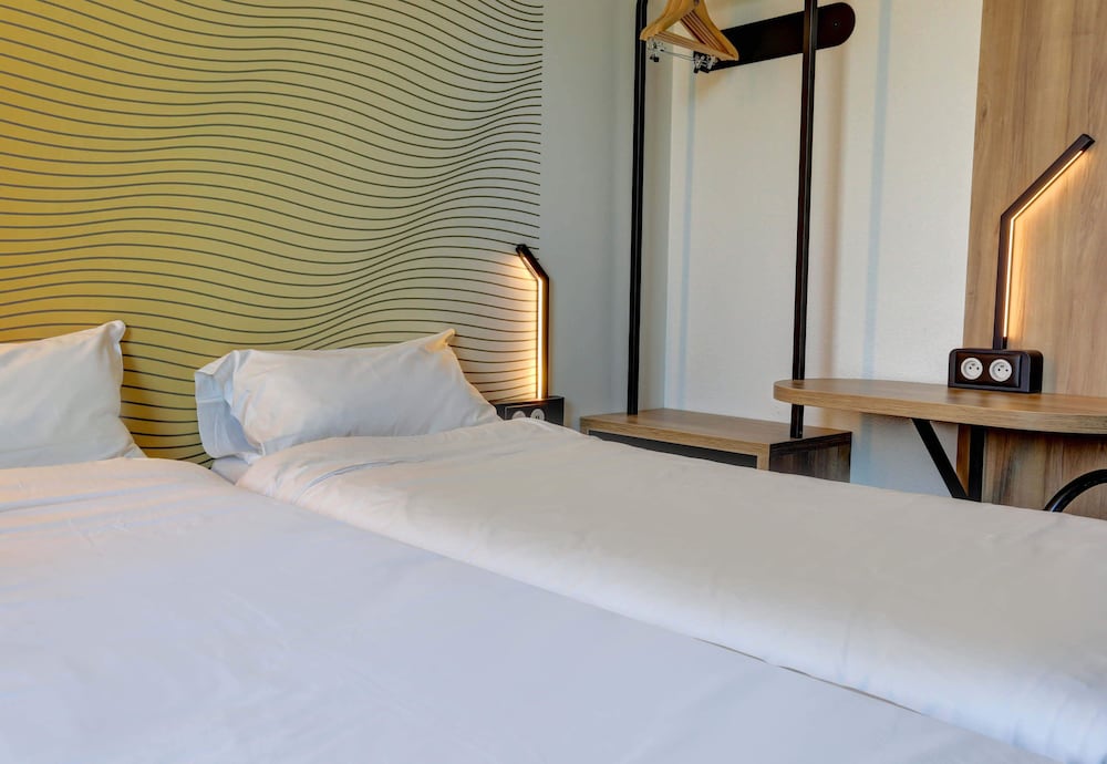ROOM, TWIN BEDS