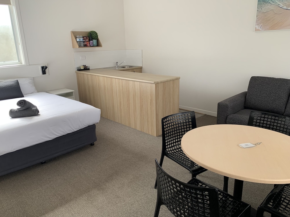 GUICHEN BAY MOTEL 45/54