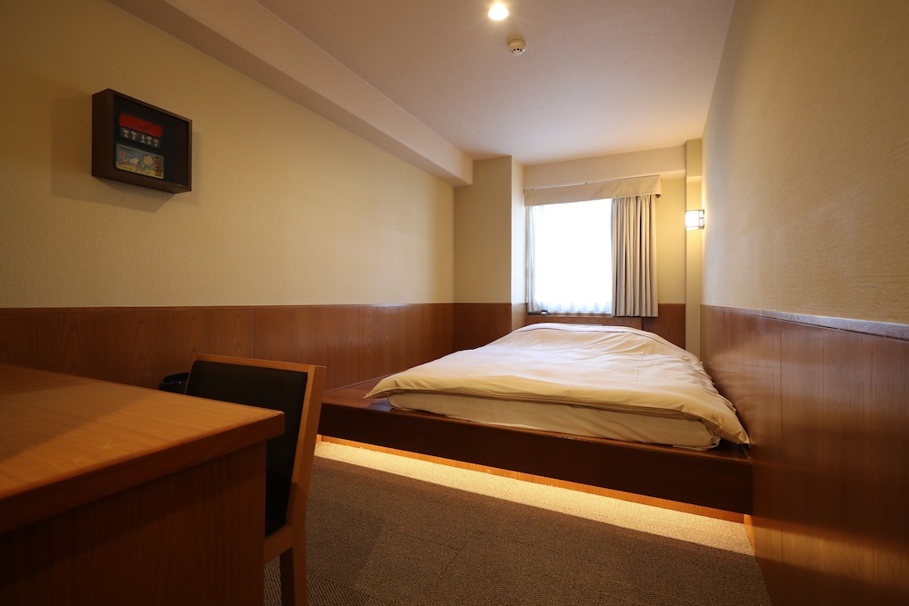 ROOM, 2 FUTON BEDS