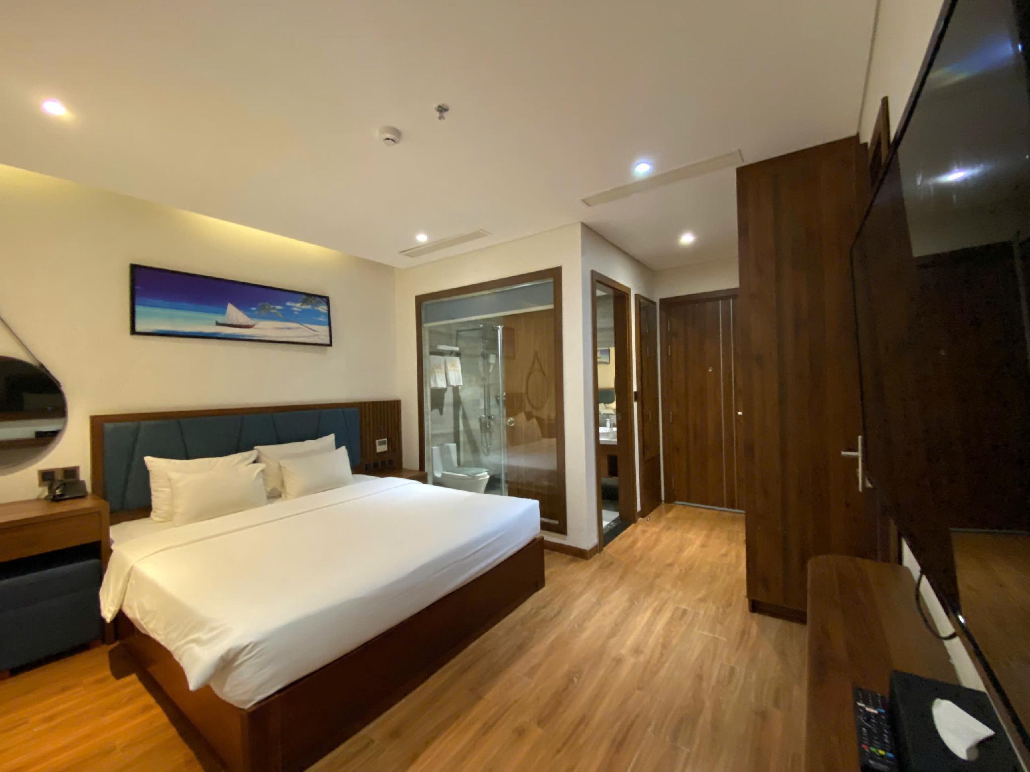 Superior, King Bed, No Window