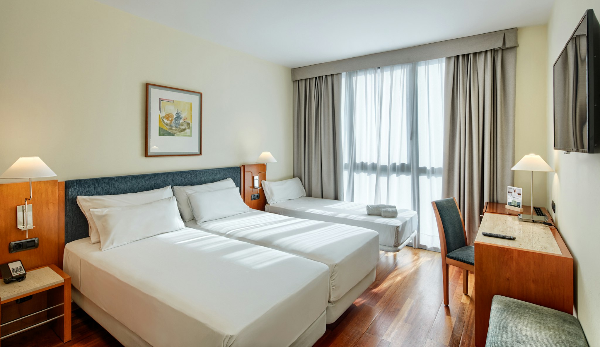 FAMILY, TWIN BEDS