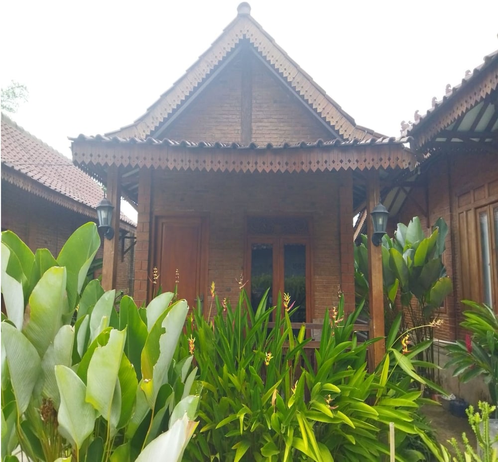 Omah Teras Bata Guesthouse by ZUZU 3/16