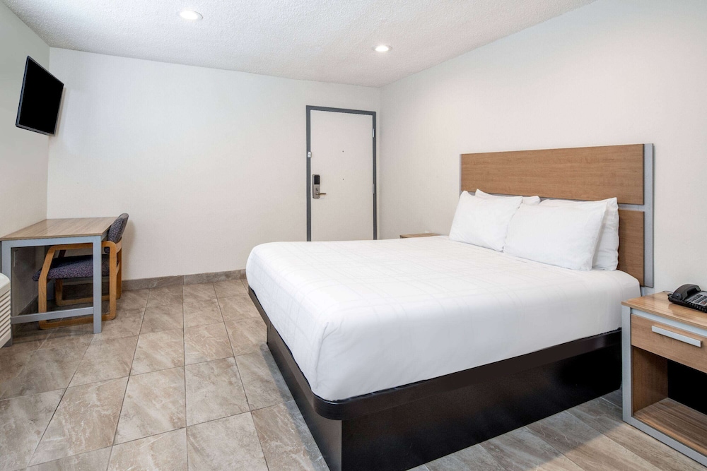 Super 8 by Wyndham Bakersfield CA 16/48