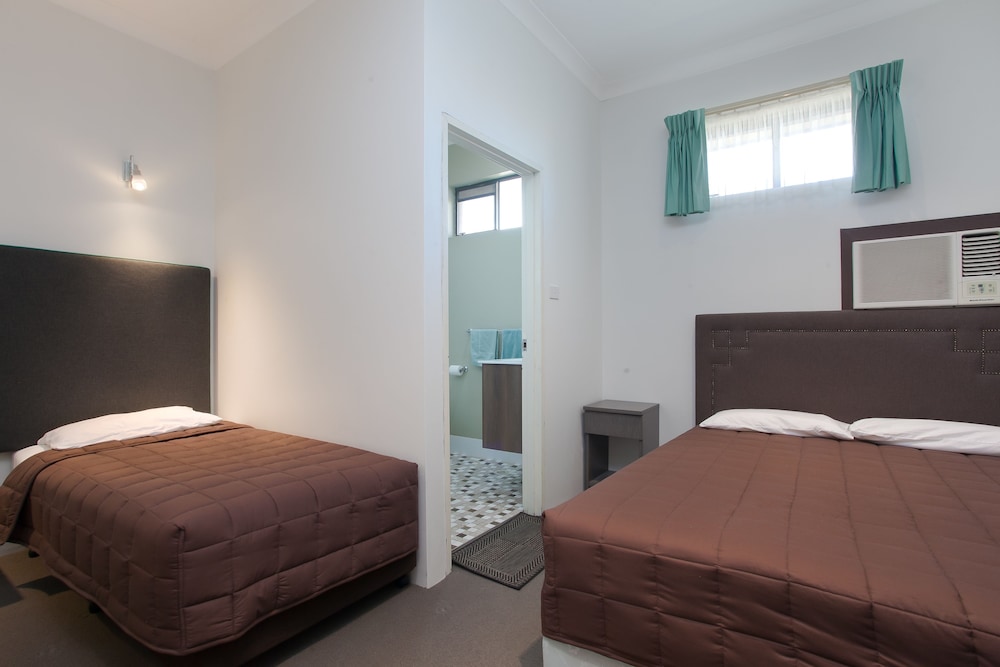 Sapphire Palms Motel 21/69