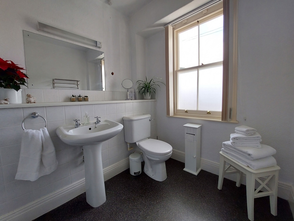 The Denes Guest House 50/50