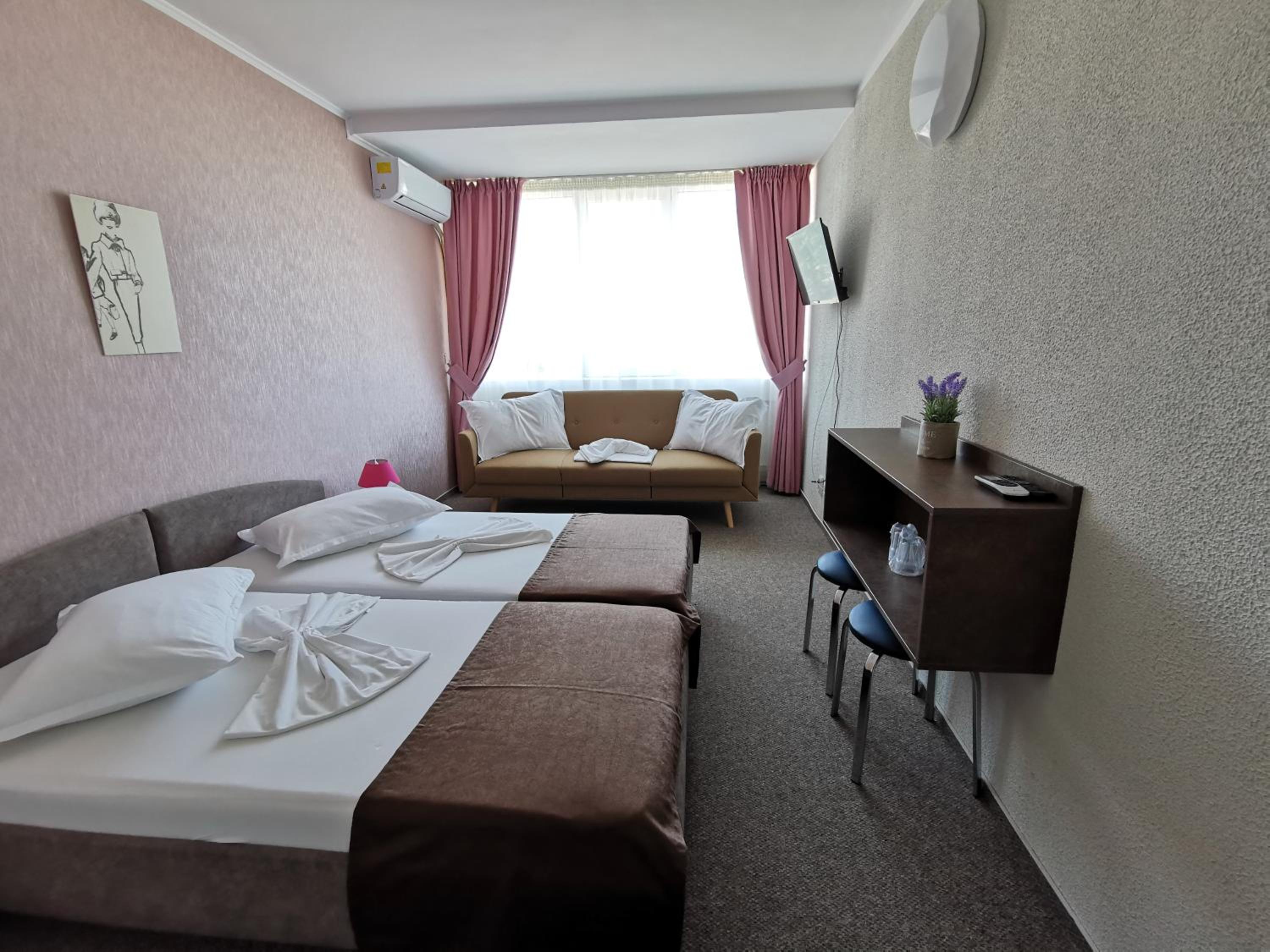 Victoria Hotel 10/48
