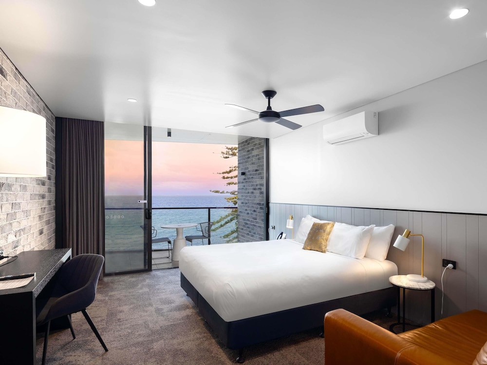 DELUXE, KING BED, OCEAN FRONT