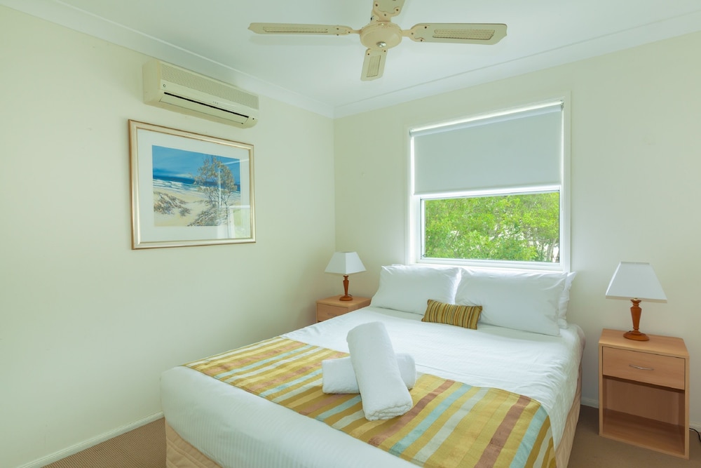 NOOSA ENTRANCE WATERFRONT RESORT 33/80