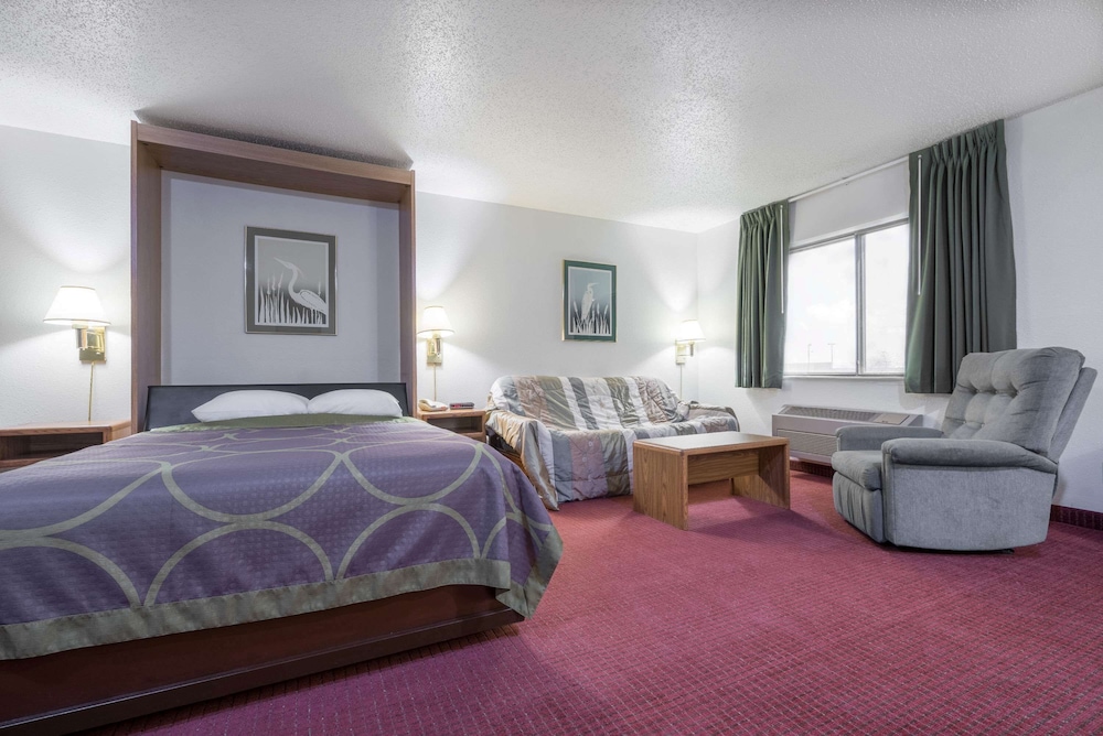 Super 8 by Wyndham Fond Du Lac 11/20
