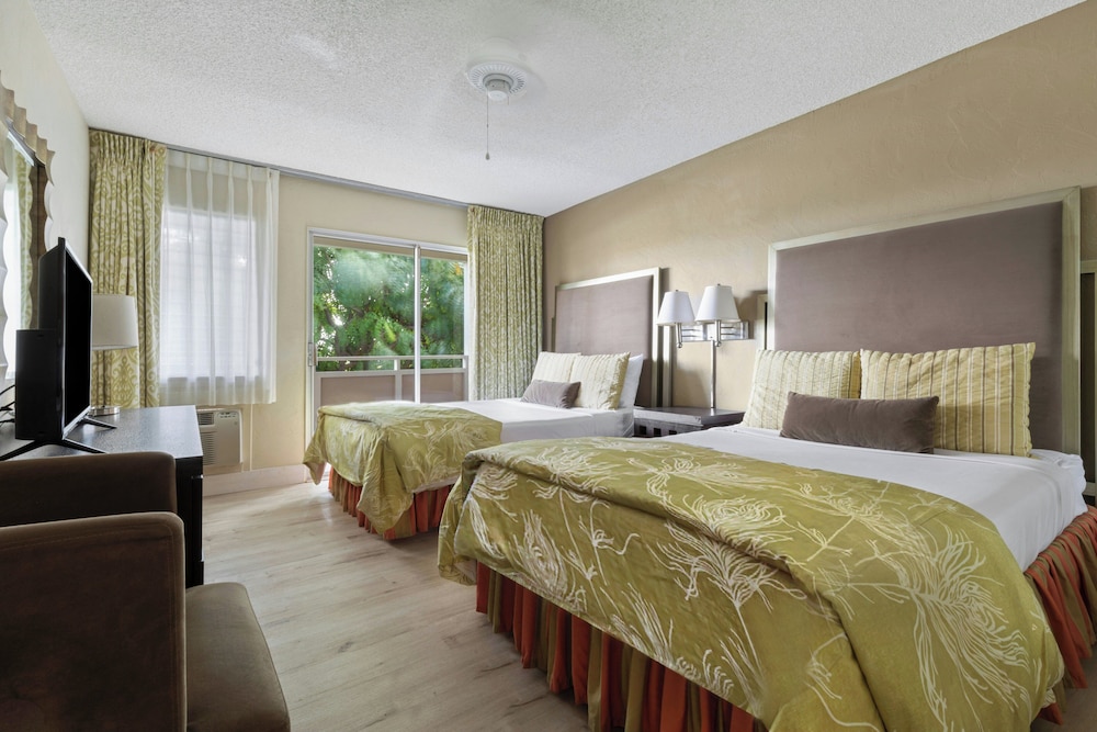 1 BEDROOM, SUITE, 2 DOUBLE BEDS, OCEAN VIEW, SOFA, KITCHEN