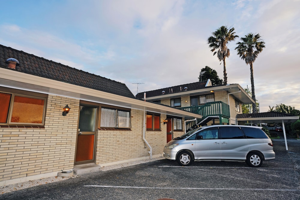 DUKES MIDWAY LODGE 32/43