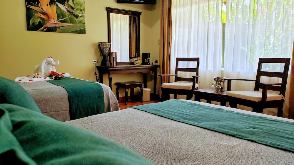 VOLCANO LODGE AND SPRINGS 13/68