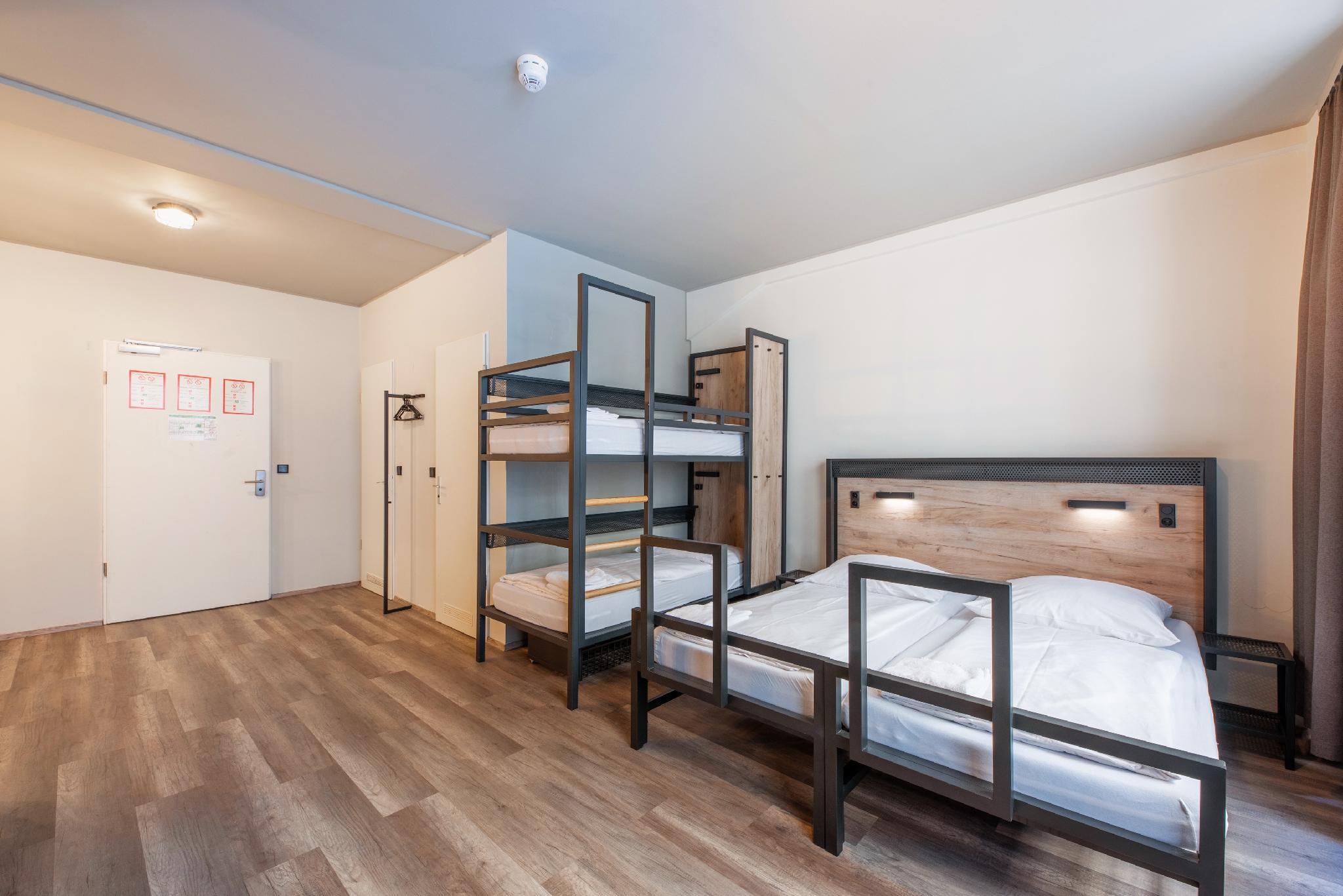 ROOM, QUADRUPLE