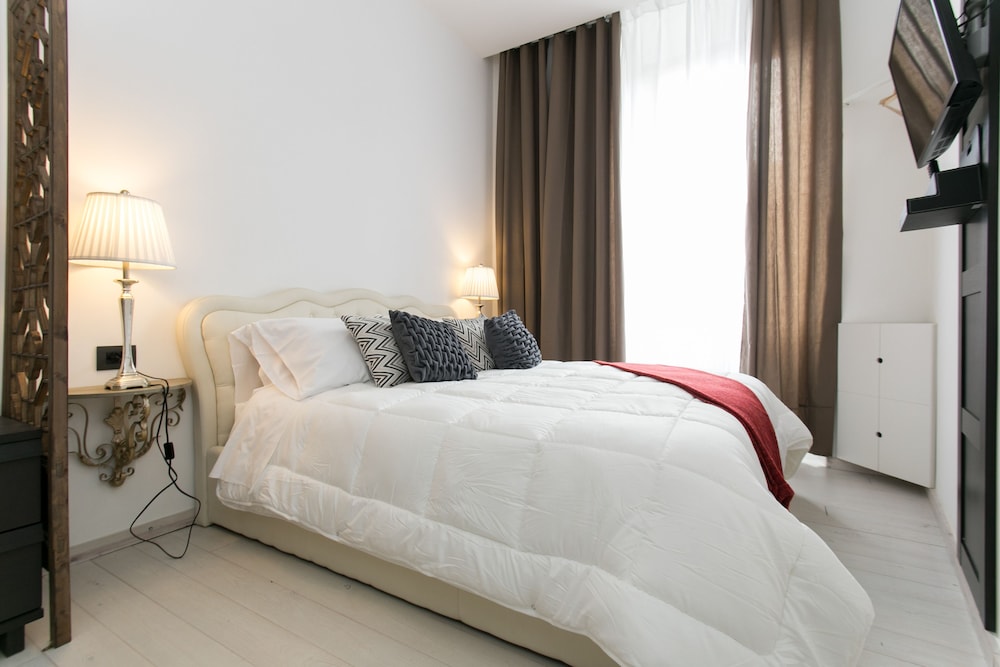 WHITE, APARTMENT