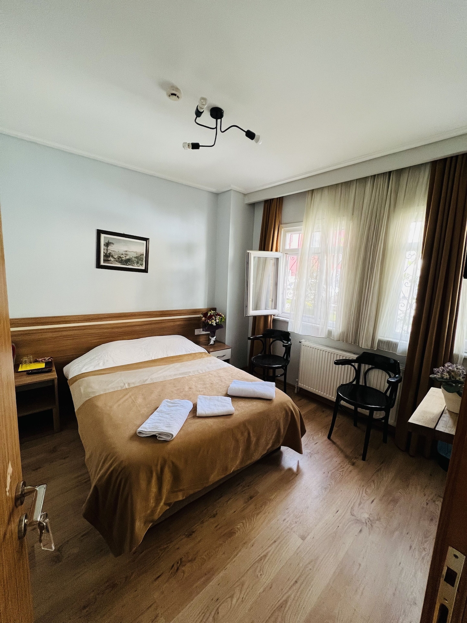 DELUXE, DOUBLE OR TWIN BED