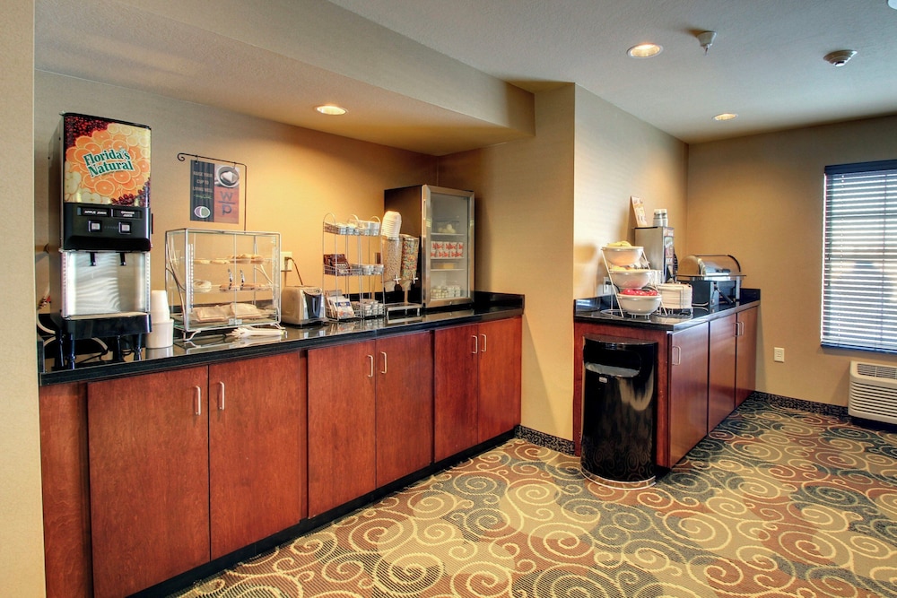 Cobblestone Inn & Suites - Harvey 3/50