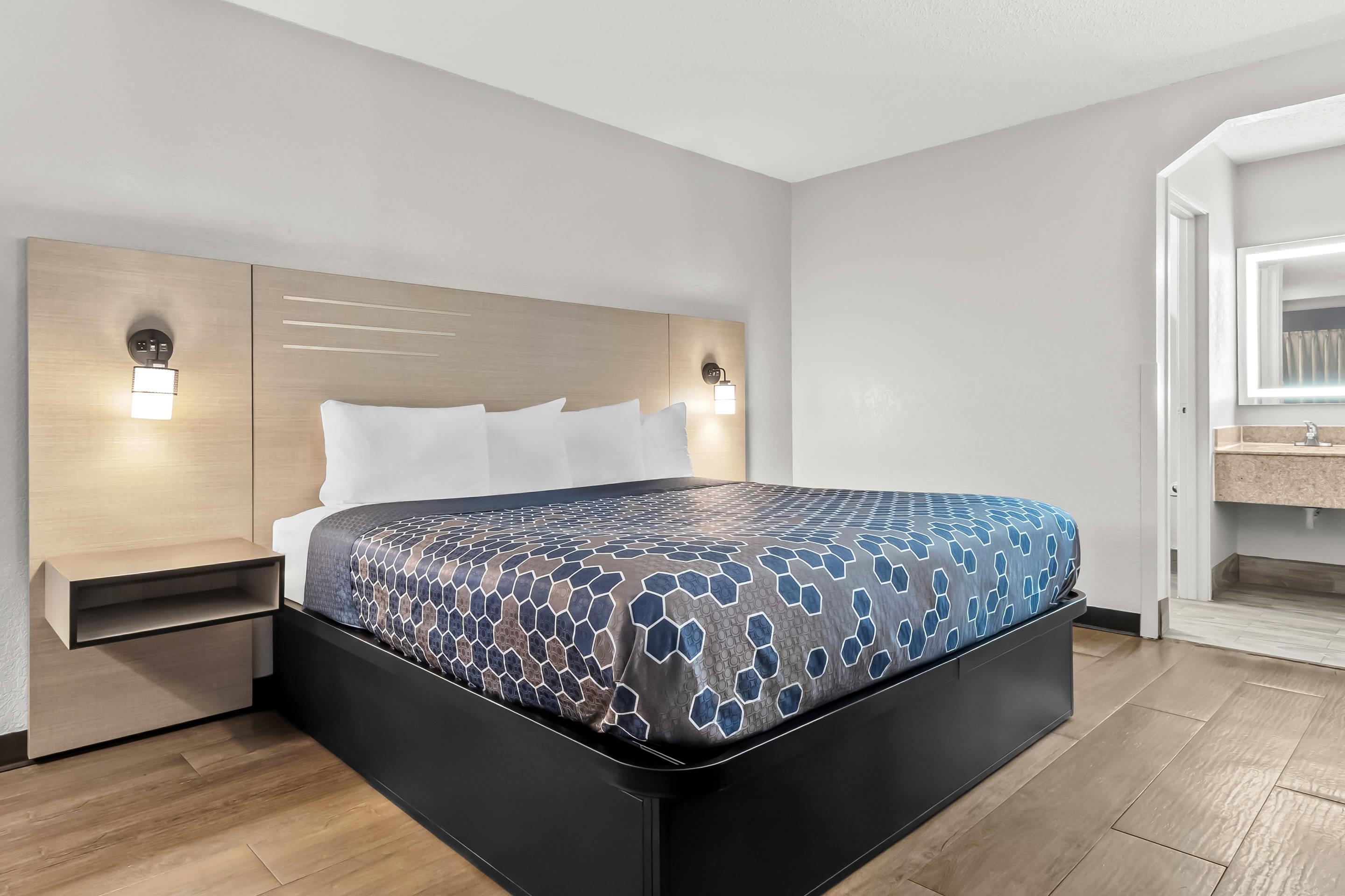 ROOM, KING BED, SMOKING