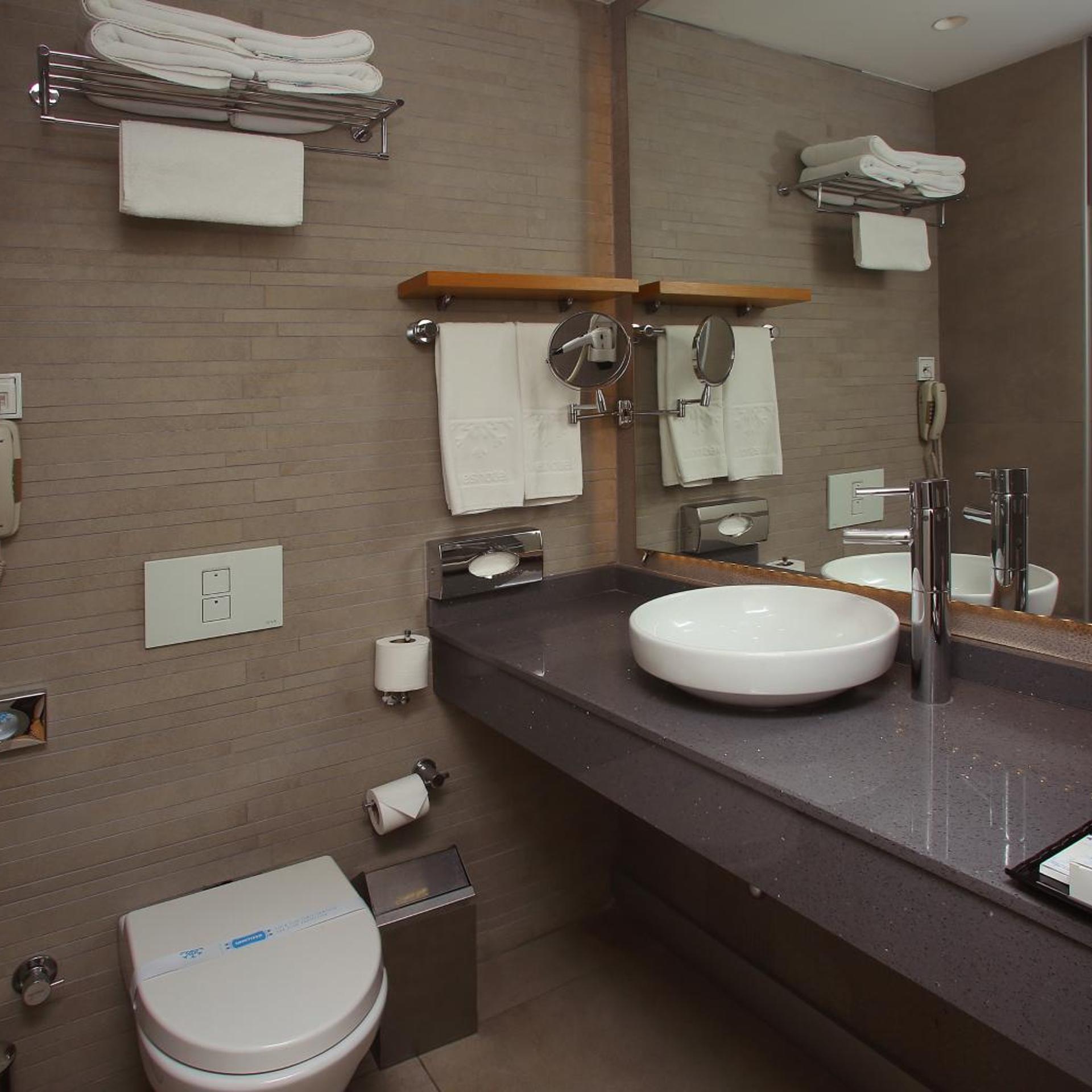 Wes Hotel 54/55
