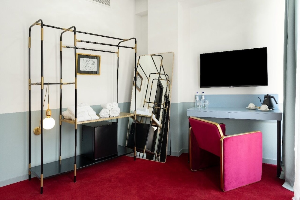 Castor and Pollux Hotel 57/69
