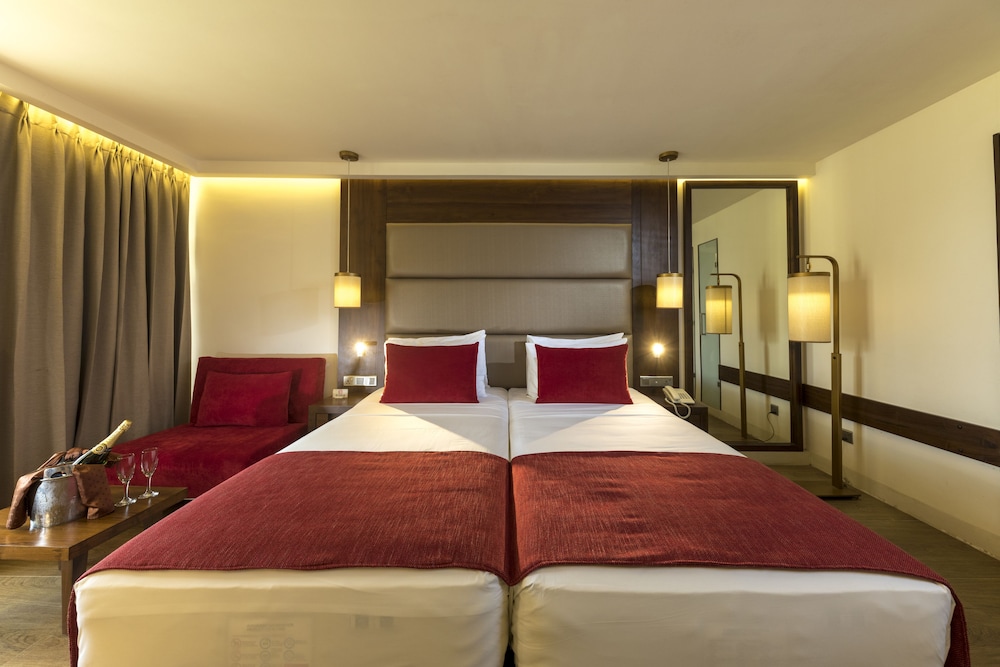 Pegasus Reef Hotel 20/75