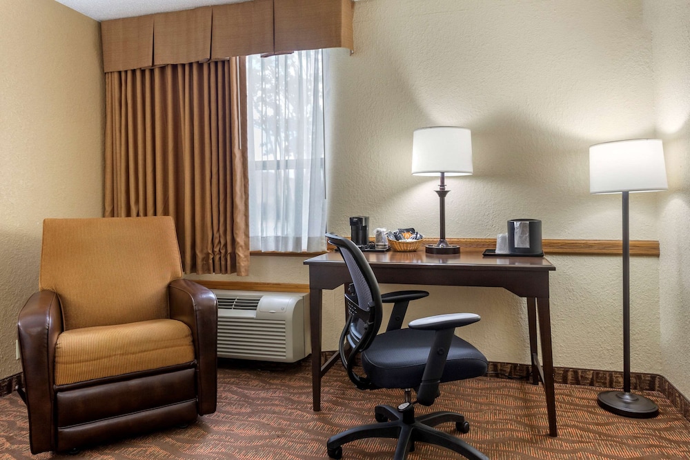 Comfort Inn at Thousand Hills 38/39