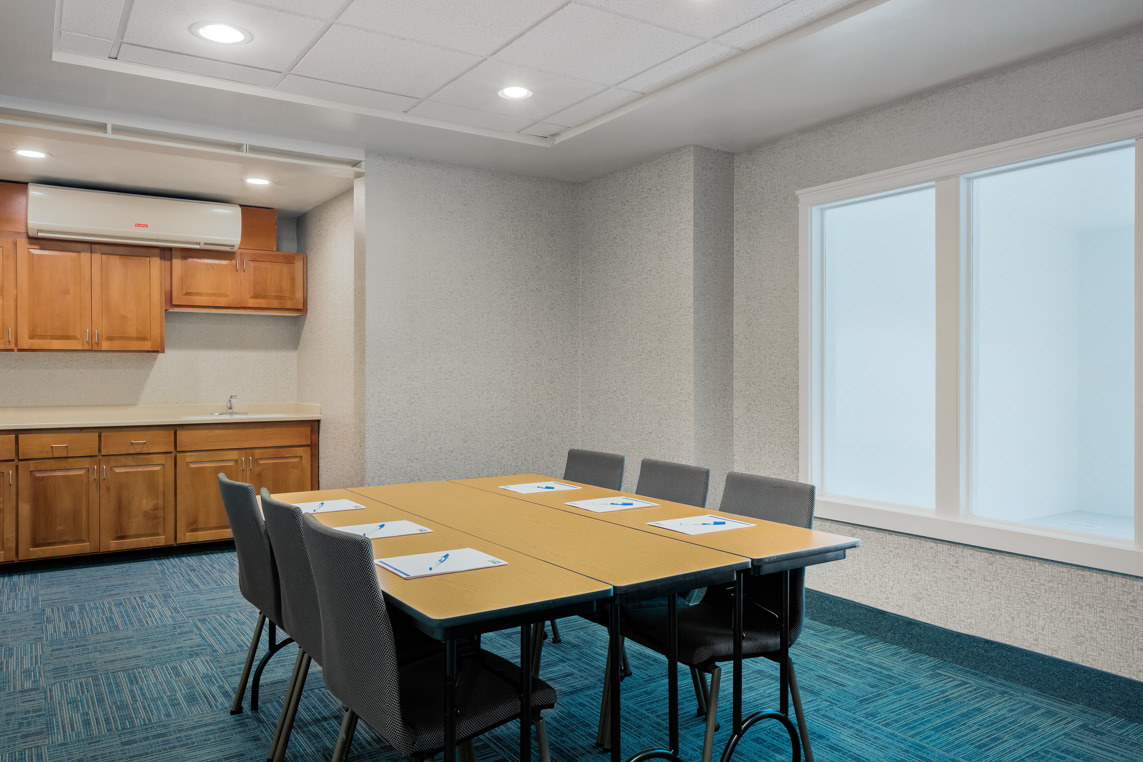 Holiday Inn Express Suites Oroville Lake 55/60