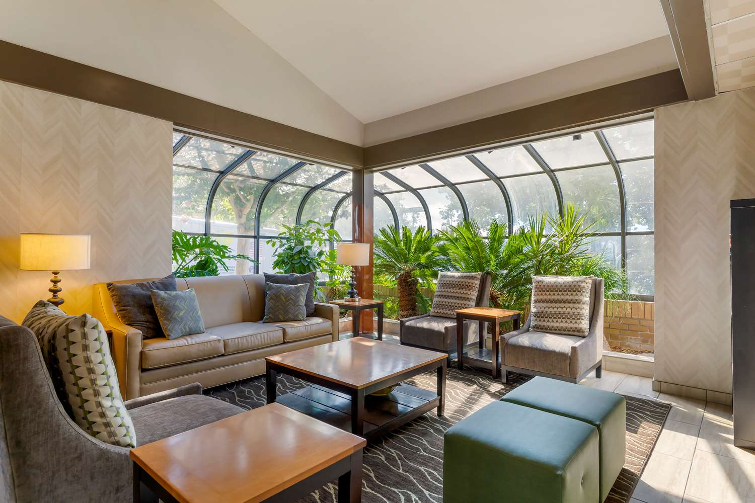 Best Western Plus Forest Park Inn 33/53