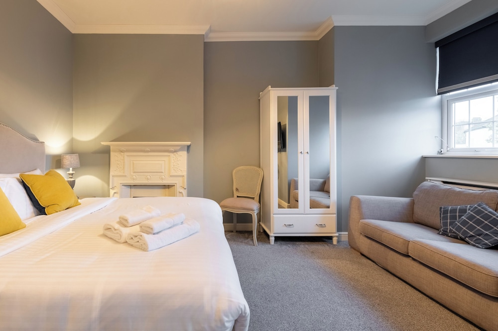 DELUXE, DOUBLE OR TWIN BED