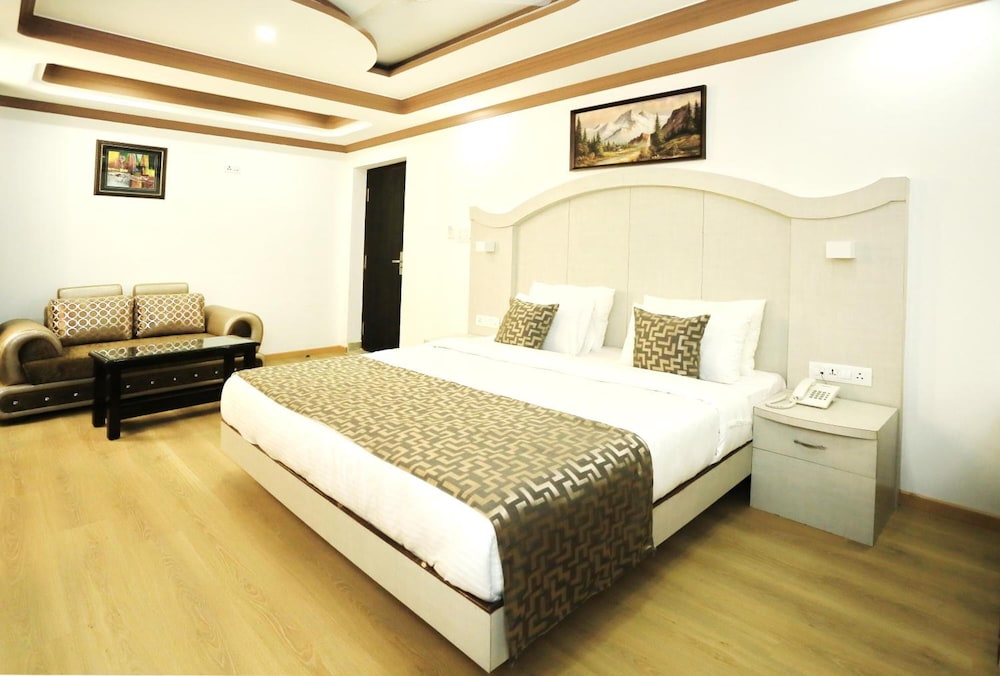 Crown Plaza Residency 16/35