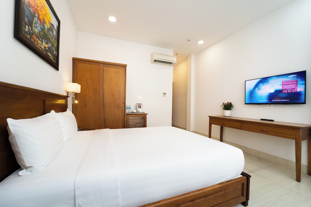 DELUXE, QUEEN BED, CITY VIEW
