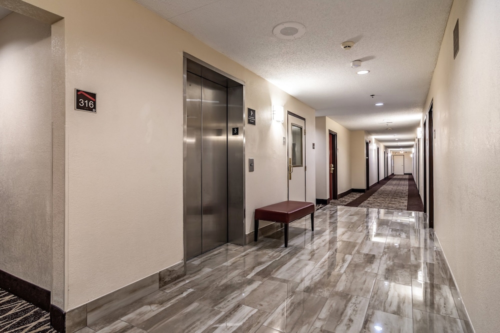 Red Roof PLUS & Suites Atlanta Airport South 21/35