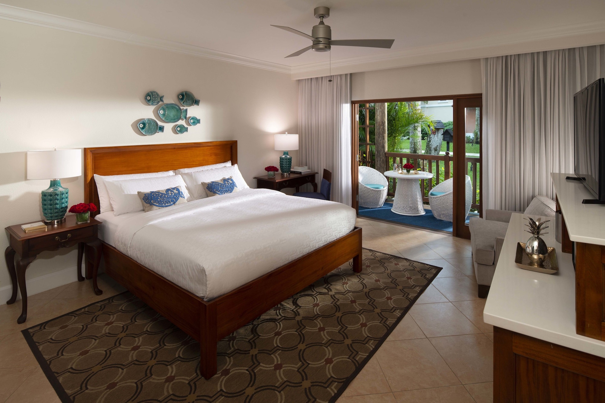 Concierge, 1 Bedroom, Grand, Family Suite, Tropical, Suite, King Bed, 2 Sofa