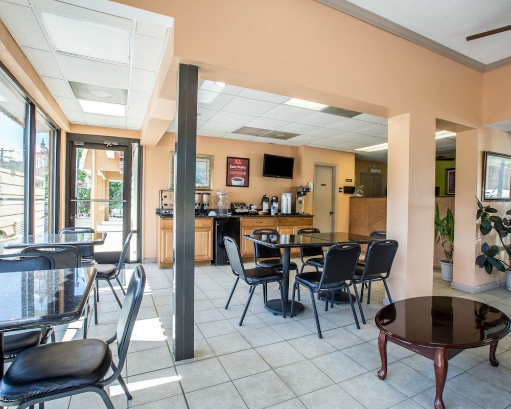 Econo Lodge Biltmore 24/27
