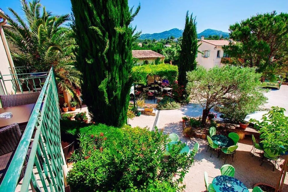 Hotel Le Pradet 33/42
