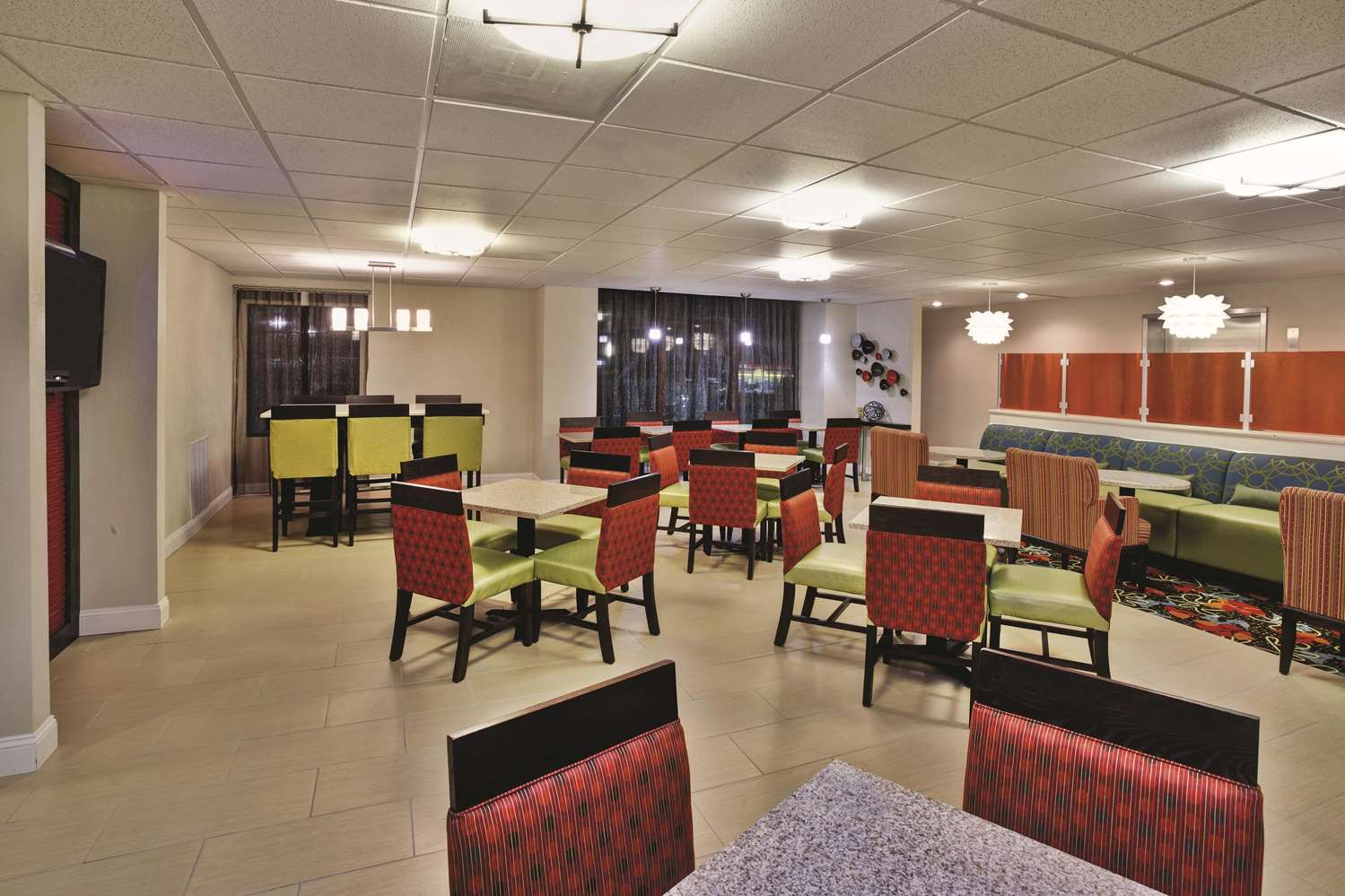 La Quinta Inn and Suites by Wyndham Elkview - Charleston NE 28/40