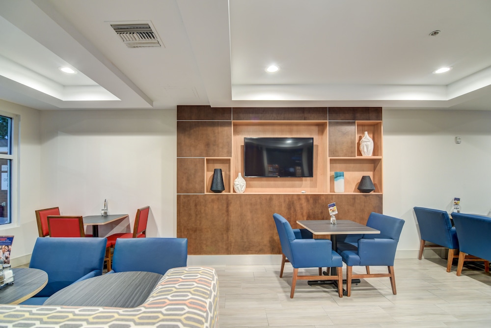 Holiday Inn Express Hotel And Suites Foley 52/75