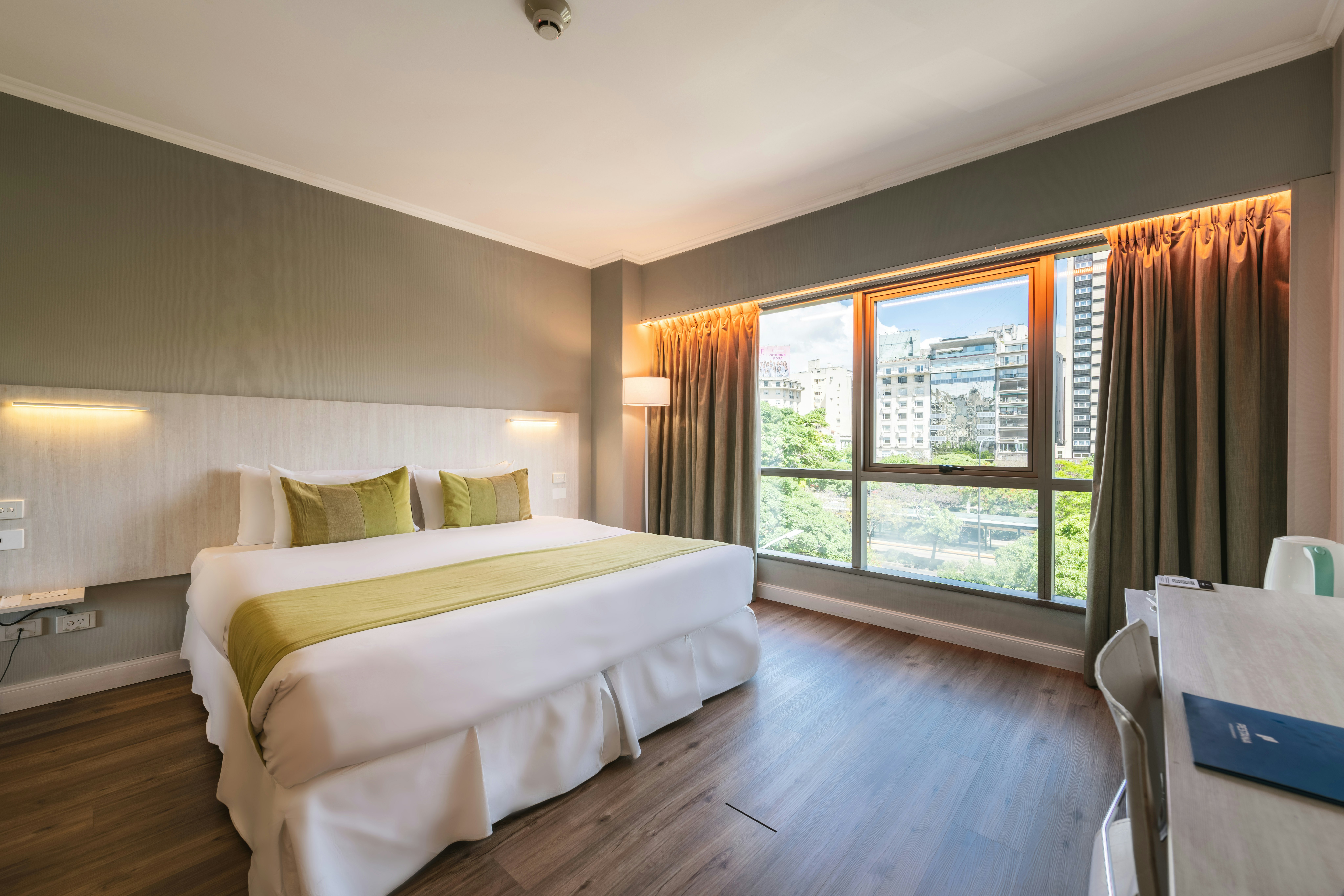 Standard, Queen Bed, Avenue View