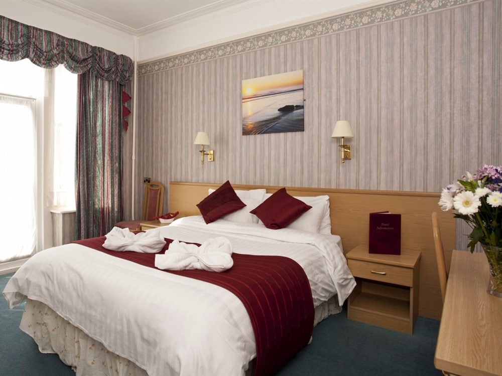 Denewood Hotel - Guest Accomodation 23/48