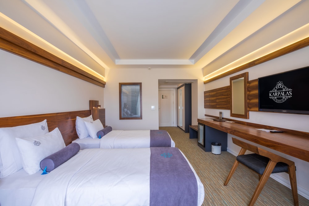 Superior, Twin Beds, Murphy Bed, Pool Access