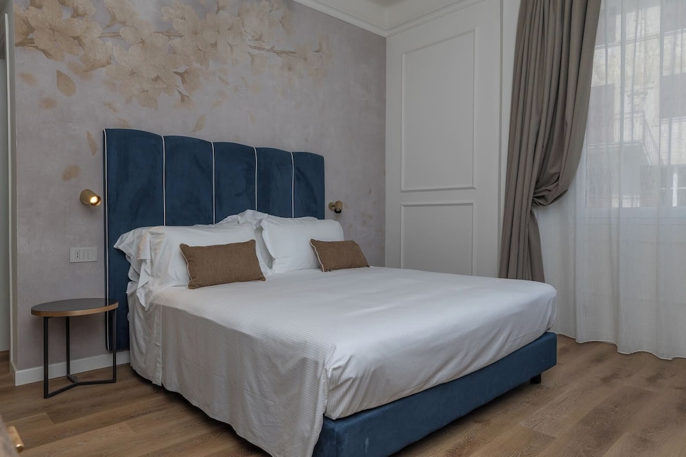 DELUXE, DOUBLE BED