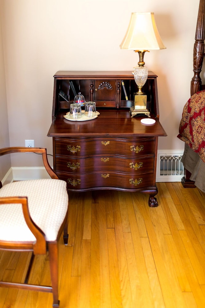 1810 Emerson House Bed & Breakfast-Adults Only 12/19